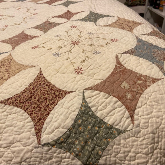 Home Classics Queen Size Quilted Coverlet and Matching Pillow Shams - Picture 9 of 13